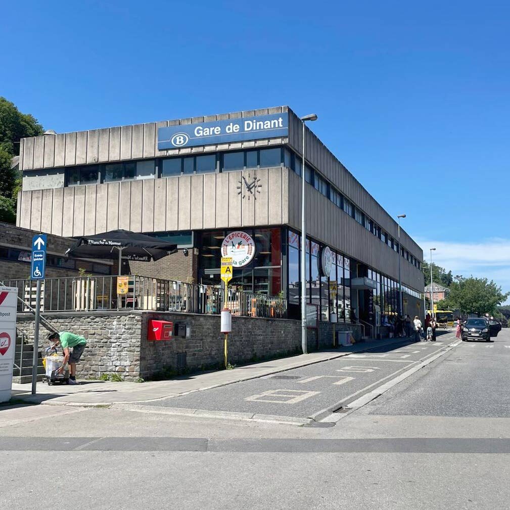 Devanture épicerie de la gare de Dinant